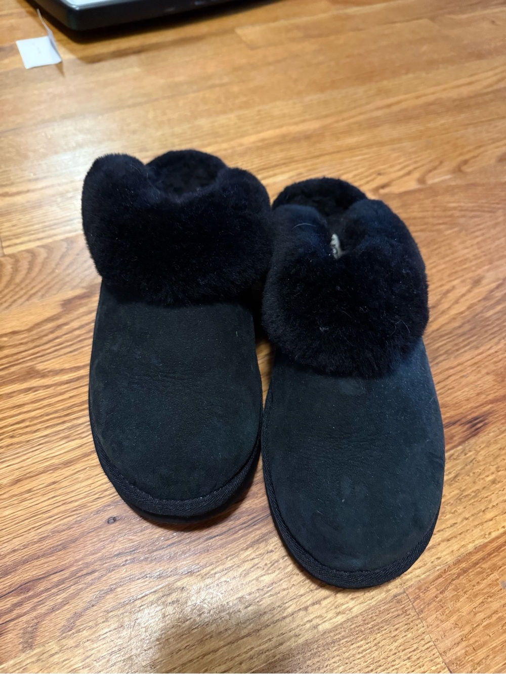 UGG classic slipper II, size 9. Black.